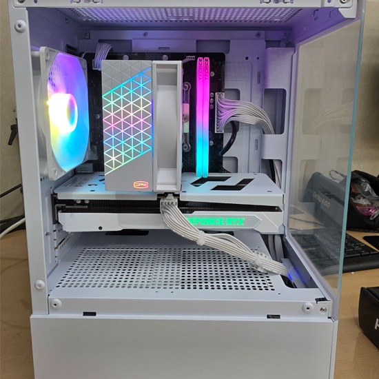 피씨스토어 화이트 게이밍PC 인텔 i5-14400F RTX5050 (16GB, M.2 500GB)